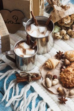 Kakao ve hatmi ve farklı çerezler ile metal bardak