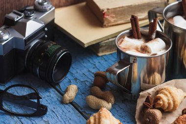 Kakao ve hatmi ve farklı çerezler ile metal bardak