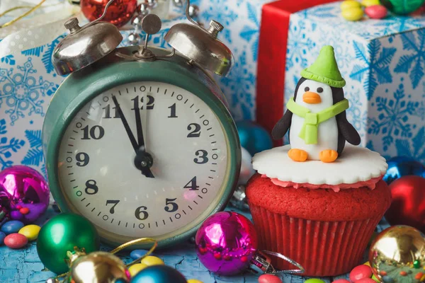 Cupcake de Noël avec des décorations colorées — Photo