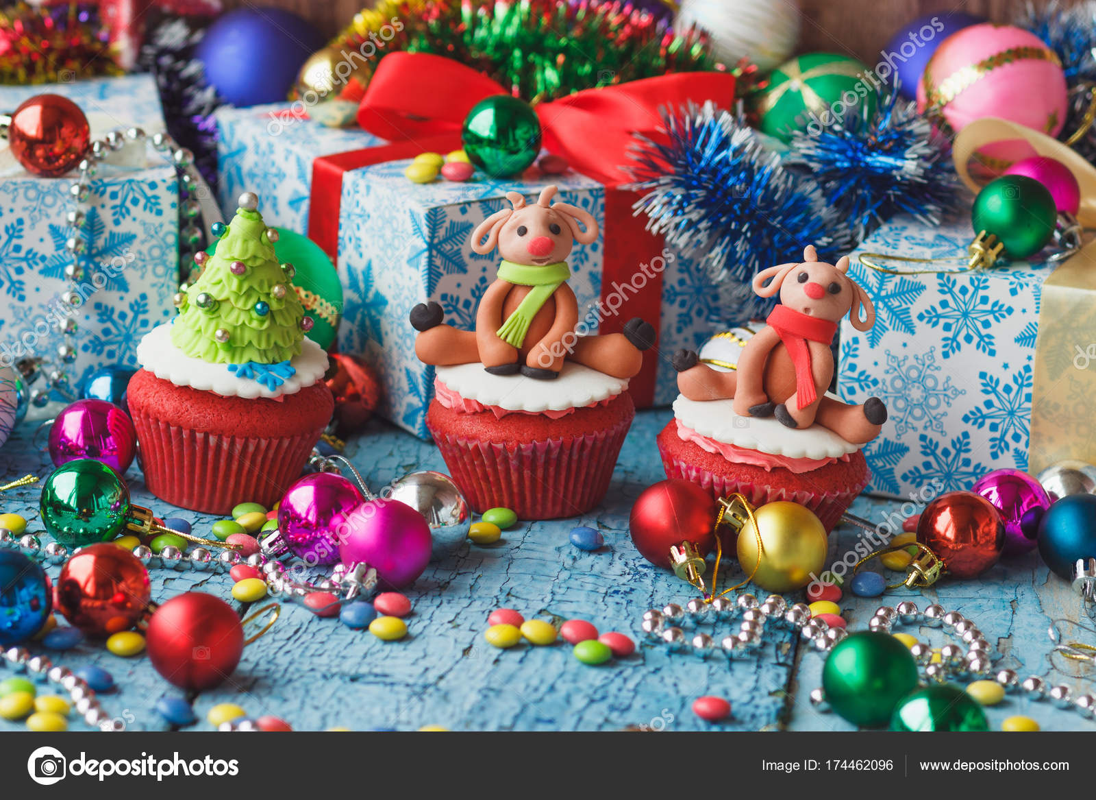 Weihnachtskuchen mit farbigen Dekorationen aus Süßwarenmastix