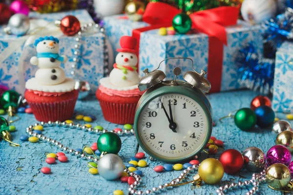 Cupcakes de Natal com decorações coloridas feitas de mastique de confeitaria — Fotografia de Stock