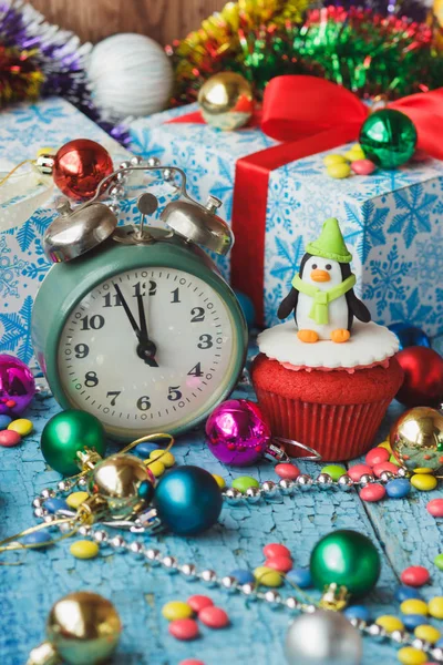 Cupcake de Natal com decorações coloridas pinguim feito de mastique de confeitaria — Fotografia de Stock