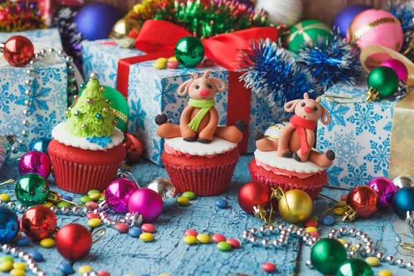 Cupcakes de Natal com decorações coloridas feitas de mastique de confeitaria — Fotografia de Stock