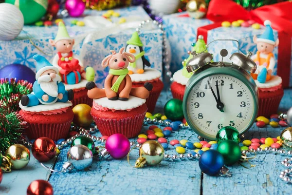 Cupcakes de Natal com decorações coloridas feitas de mastique de confeitaria — Fotografia de Stock