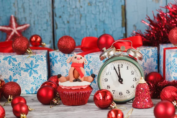 Χριστούγεννα cupcake με χρωματιστά διακοσμητικά ελάφια φτιαγμένα από μαστίχα ζαχαροπλαστικής — Φωτογραφία Αρχείου