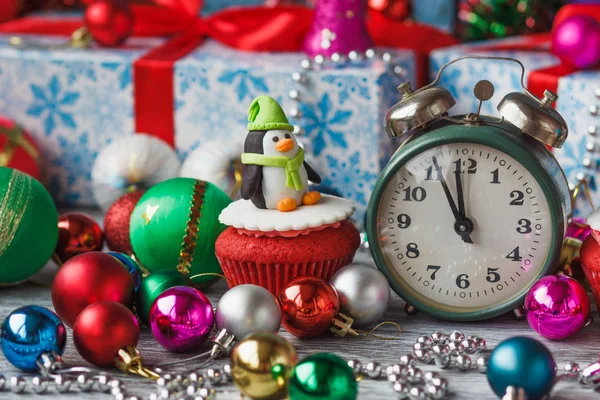 Χριστούγεννα cupcake με πιγκουίνος χρωματιστά στολίδια φτιαγμένα από μαστίχα ζαχαροπλαστικής — Φωτογραφία Αρχείου