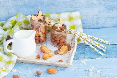 Badem Cam Kavanoz ahşap tepsi sütlü