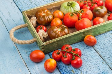 Ahşap tepsi olgun domates tür farklı ayarla