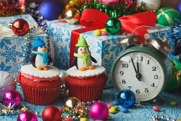 Christmas cupcakes with colored decorations penguin made from confectionery mastic — Stock Photo, Image