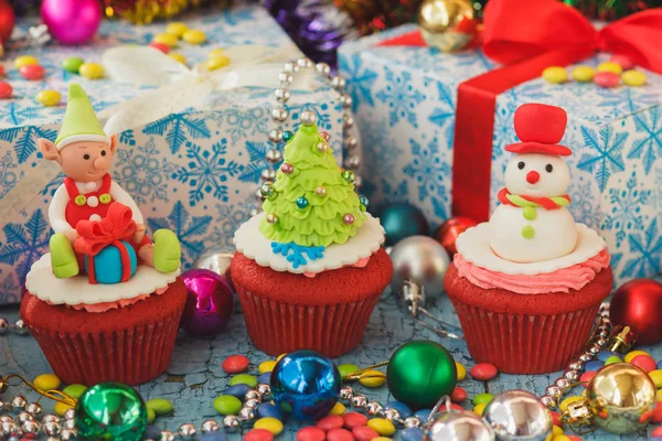 Cupcakes de Noël avec des décorations colorées en mastic de confiserie — Photo