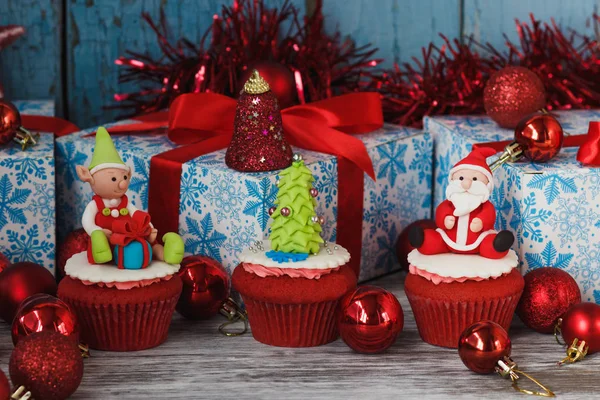 Рождественские кексы с цветными украшениями из кондитерской мастики — стоковое фото