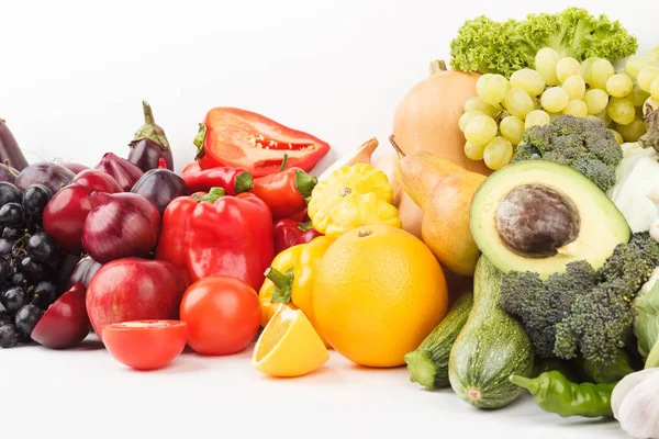 Zestaw wielobarwny, świeże, surowe warzywa i owoce, na białym tle — Zdjęcie stockowe