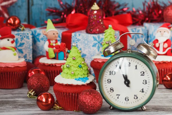 Χριστουγεννιάτικα cupcakes με χρωματιστά στολίδια — Φωτογραφία Αρχείου