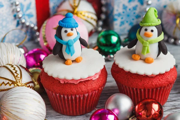 Рождественские кексы с цветными украшениями — стоковое фото