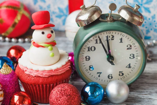 Cupcake de Noël avec des décorations colorées — Photo