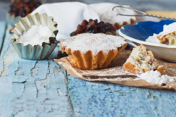 レーズンと砂糖の粉のカップケーキ — ストック写真