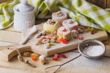 Doğu tatlılar meyve, fındık ve şeker tozu ile