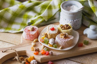 Doğu tatlılar meyve, fındık ve şeker tozu ile