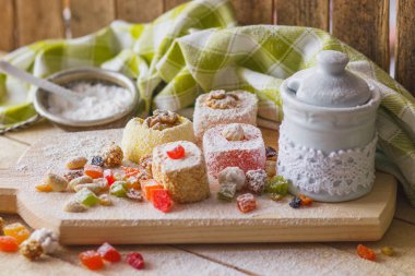 Doğu tatlılar meyve, fındık ve şeker tozu ile