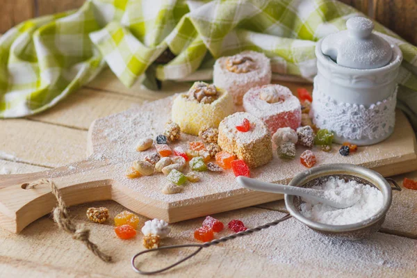 果物、ナッツ、砂糖の粉とイースト菓子 — ストック写真