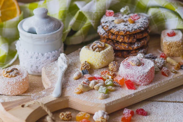 Doğu tatlılar meyve, fındık ve şeker tozu ile