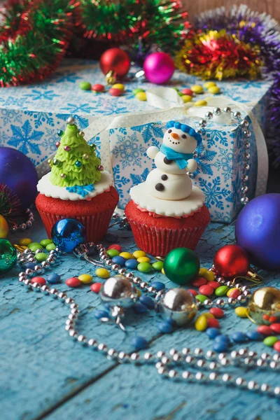 Weihnachtskuchen mit farbigen Dekorationen aus Süßwarenmastix — Stockfoto