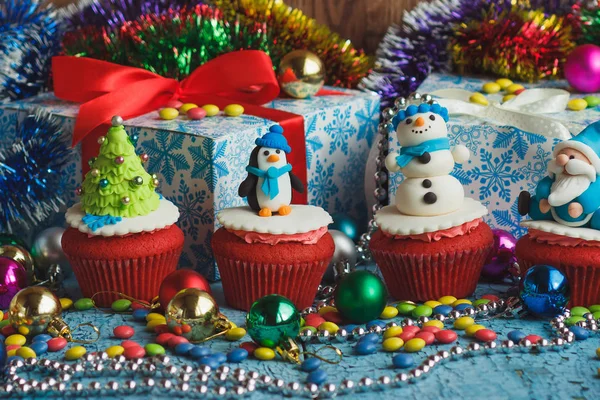 Рождественские кексы с цветными украшениями — стоковое фото