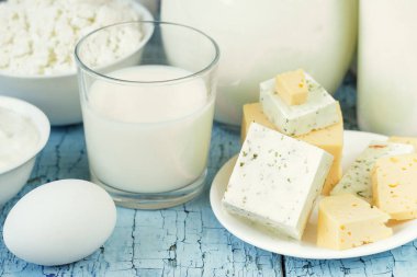 Farklı süt ürünleri ahşap arka plan üzerinde kümesi