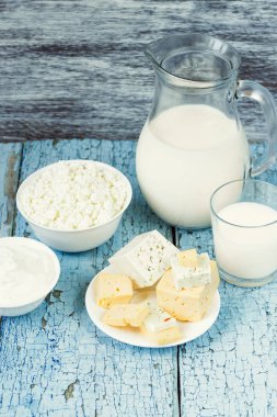 Farklı süt ürünleri ahşap arka plan üzerinde kümesi