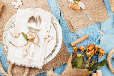 Sofra ve kuru çiçekler ve farklı süslemeler ile Gümüş eşyalar