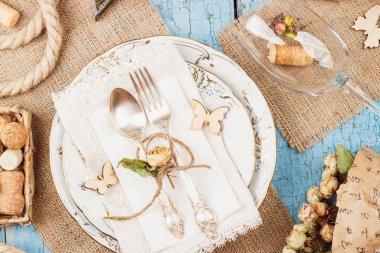 Sofra ve kuru çiçekler ve farklı süslemeler ile Gümüş eşyalar