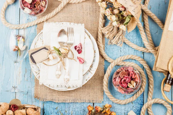 Sofra ve kuru çiçekler ile Gümüş eşyalar