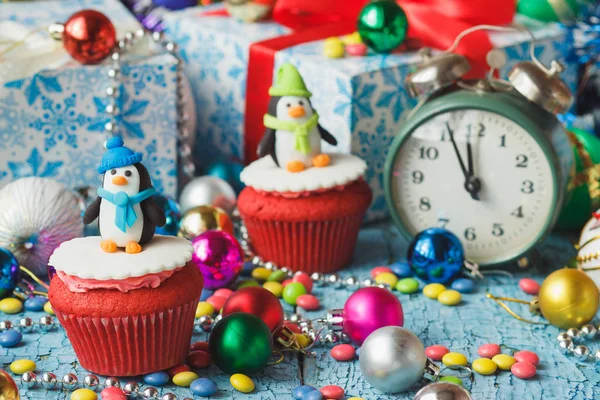 Cupcakes de Noël avec décorations colorées pingouins en mastic de confiserie — Photo