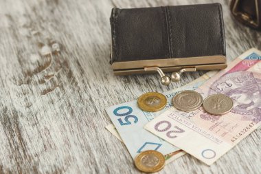 Eski ahşap arka plan üzerinde küçük cüzdan ile Polonya Zlotisi