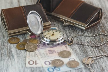 Küçük cüzdan ve ahşap adam cep saati ile Polonya Zlotisi