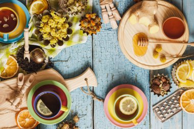 Bardak bitki çayı ve adet limon, Kuru otlar ve farklı süslemeler ile