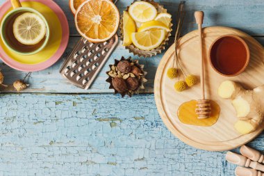 Bardak bitki çayı ve adet limon, Kuru otlar ve farklı süslemeler ile