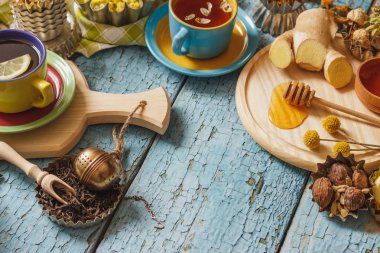 Bardak bitki çayı ve adet limon, Kuru otlar ve farklı süslemeler ile