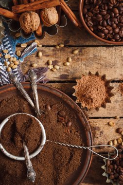 Kavrulmuş kahve çekirdekleri ve plaka çekilmiş kahve