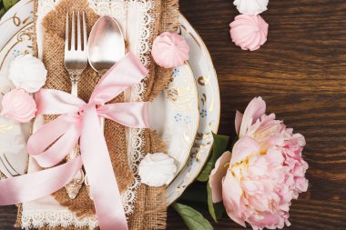 Hafif pembe peonies ve meringues ile sofra