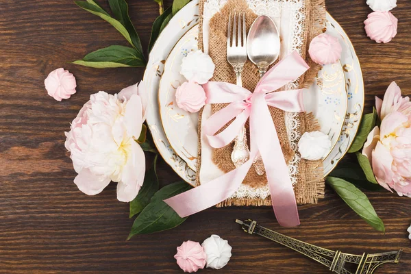 Tableware with light pink peonies and meringues — Stock Photo, Image