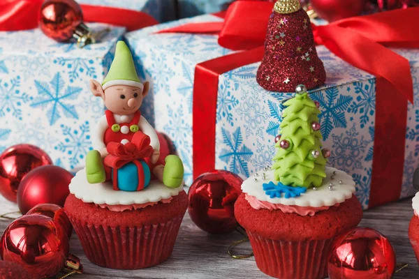 Cupcakes de Noël avec des décorations colorées en mastic de confiserie — Photo