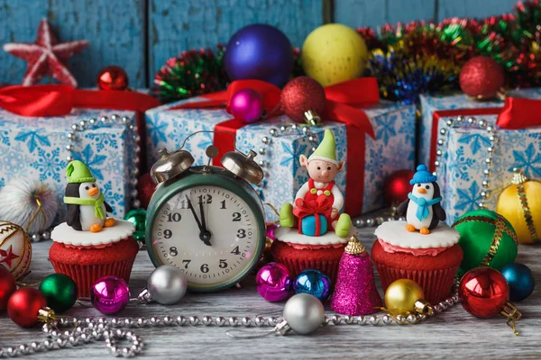 Christmas cupcakes with colored decorations made from confectionery mastic — Stock Photo, Image