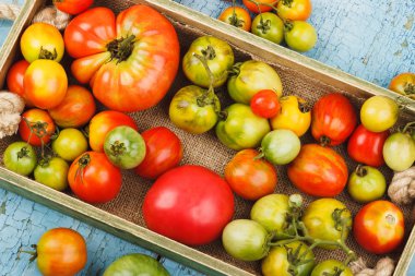 Dizi içinde ahşap tepsi olgun domates