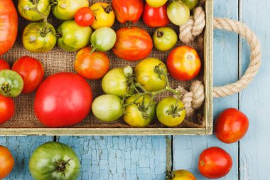 Dizi içinde ahşap tepsi olgun domates