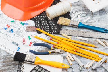 Farklı inşaat araçları, ahşap arka plan