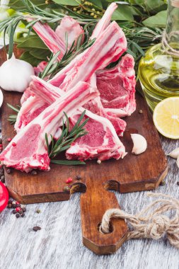 Ahşap tahta üzerinde ham kuzu pirzolası