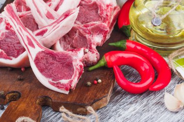 Ahşap tahta üzerinde ham kuzu pirzolası