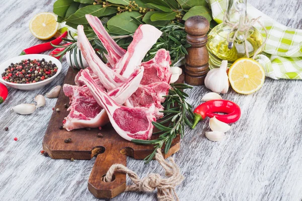 Trozo de cordero crudo en el tablero de madera — Foto de Stock