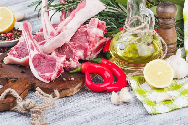 Rohe Lammkoteletts auf dem Holzbrett — Stockfoto